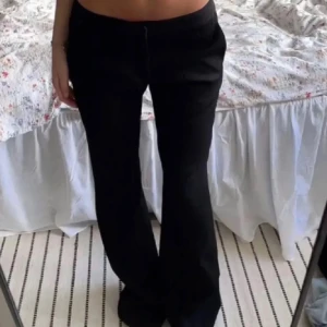 Lågmidjade kostymbyxor🙌🏼🙌🏼 - Säljer dessa superfina LÅGMIDJADE kostymbyxor!!🥰 Storlek 34 från monki men passar Xs/S 🫶🏼🫶🏼