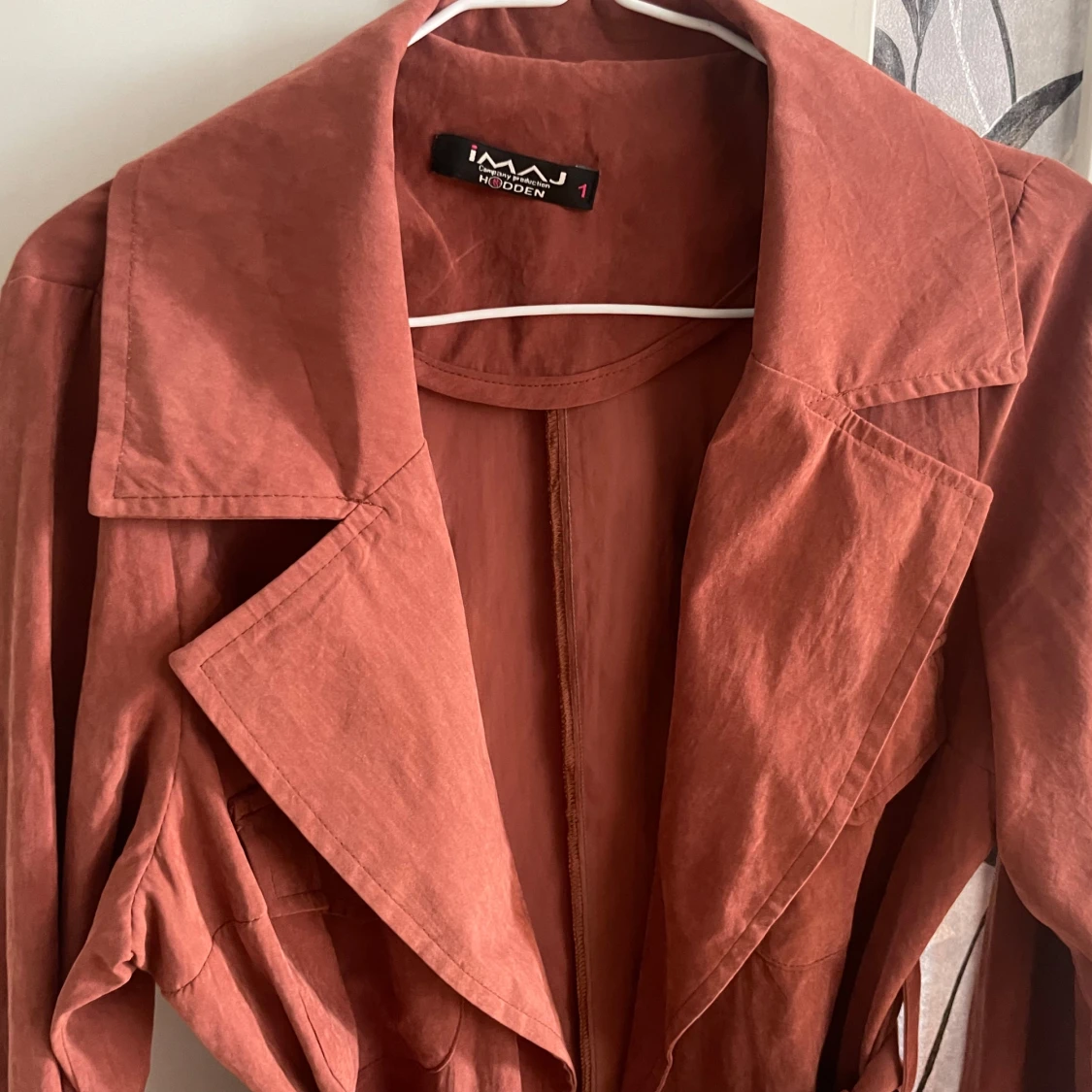 Rostfärgad trenchcoat från IMAJ - 3
