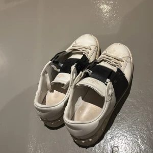 Valentino Garavani sneakers  - Snygga Valentino Garavani sneakers, smutsiga men annars i nästan perfekt skick! Pris kan diskuteras! 