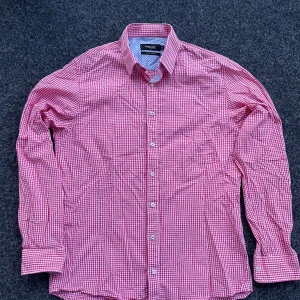 Dressman skjorta - Rosa skjorta med blå insida, bra skick men finns väldigt liten och svag fläck på insidan av ärmen (se sista bild)