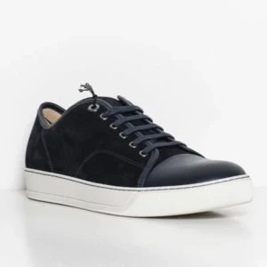 Svarta sneakers med vit sula - Snygga svarta sneakers med vit sula och snörning. Perfekta för en avslappnad stil. Skorna har en rund tå och är tillverkade i mocka och skinn.