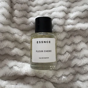 ESSNCE Fleur Chere Eau de Parfum - Essnce parfym FLEUR CHERE 50 ml, den är lite använd men doften passar inte mig tyvärr (syns på bilden hur mycket som är kvar, det är mycket ändå)! Köpt för 360 kr 😊