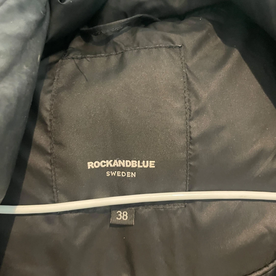 Svart dunjacka med fuskpäls från Rockandblue - 3