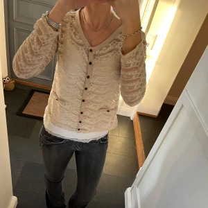 Beige kofta/topp i spets  - Beige kofta/topp från Atmosphere i storlek 36. Fint skick. Använd gärna köp nu!