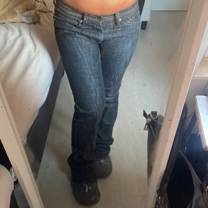 Mörkblå jeans med låg midja - Snygga mörkblå jeans från Polo med låg midja och klassisk femficksdesign. Jeansen har en bootcut-stil som ger en avslappnad look. Perfekta för en casual outfit. Jeansen är lite klippa längst ner, inget som märks, ger jeansen en mer straight modell!