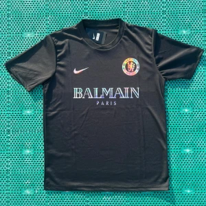 Chelsea T-shirt - För dig som gillar fotboll ska verkligen köpa den här tröjan🔥🔥men den coola reflective på all text ger den en unik och snygg look😉  den är helt ny i strolek M 