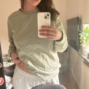 Mintgrön/ ljusgrön  sweatshirt - Säljer en enkel och stilren ljusgrön sweatshirt med rund halsringning. Tröjan har långa ärmar och är tillverkad i ett mjukt material som passar perfekt för en avslappnad look.