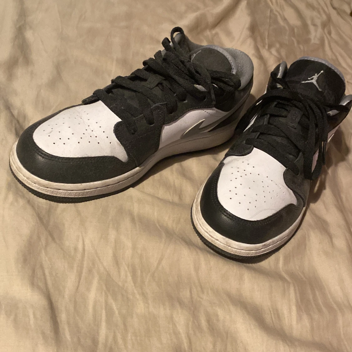 Nike Air Jordans Low svart och vit