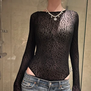 Svart body med leopardmönster - Säljer en svart body med  leopardmönster. Så snygg