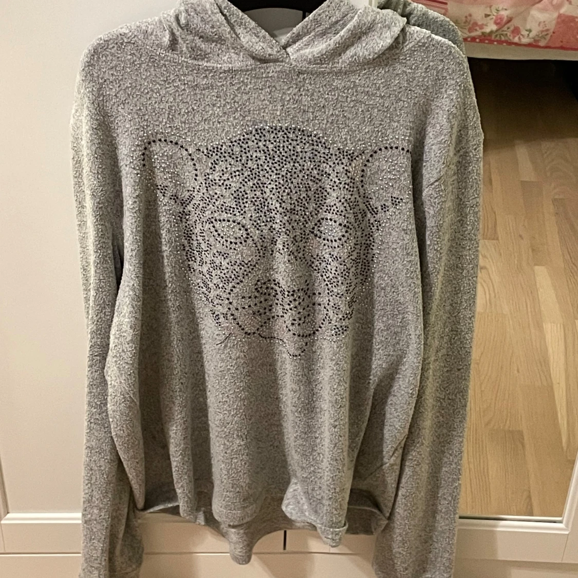 Grå hoodie med leopardmönster från Lindex - 1