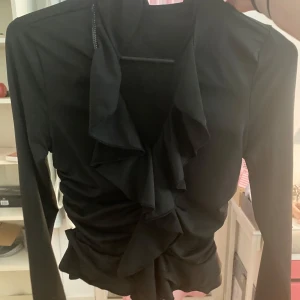 Svart blus från shein  - Säljer en svart blus från shein. Andvänd några gånger, xs men lite kortare vid magen