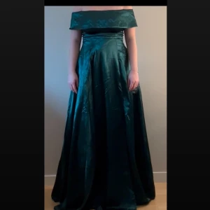 Superfin balklänning - Skriv för min egna bild, ser konstigt ut när jag lägger med den i annonsen. Inte använd, provad en gång. Superfin balklänning som får en att känna sig som en prinsessa! Den har fickor!  Storlek M. Orginalpris: 1750kr