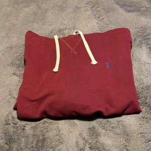 Ralph Lauren Hoodie - Äkta Ralph Lauren hoodie, vinröd. Skanna qr-koden för en bättre bild på färgen.