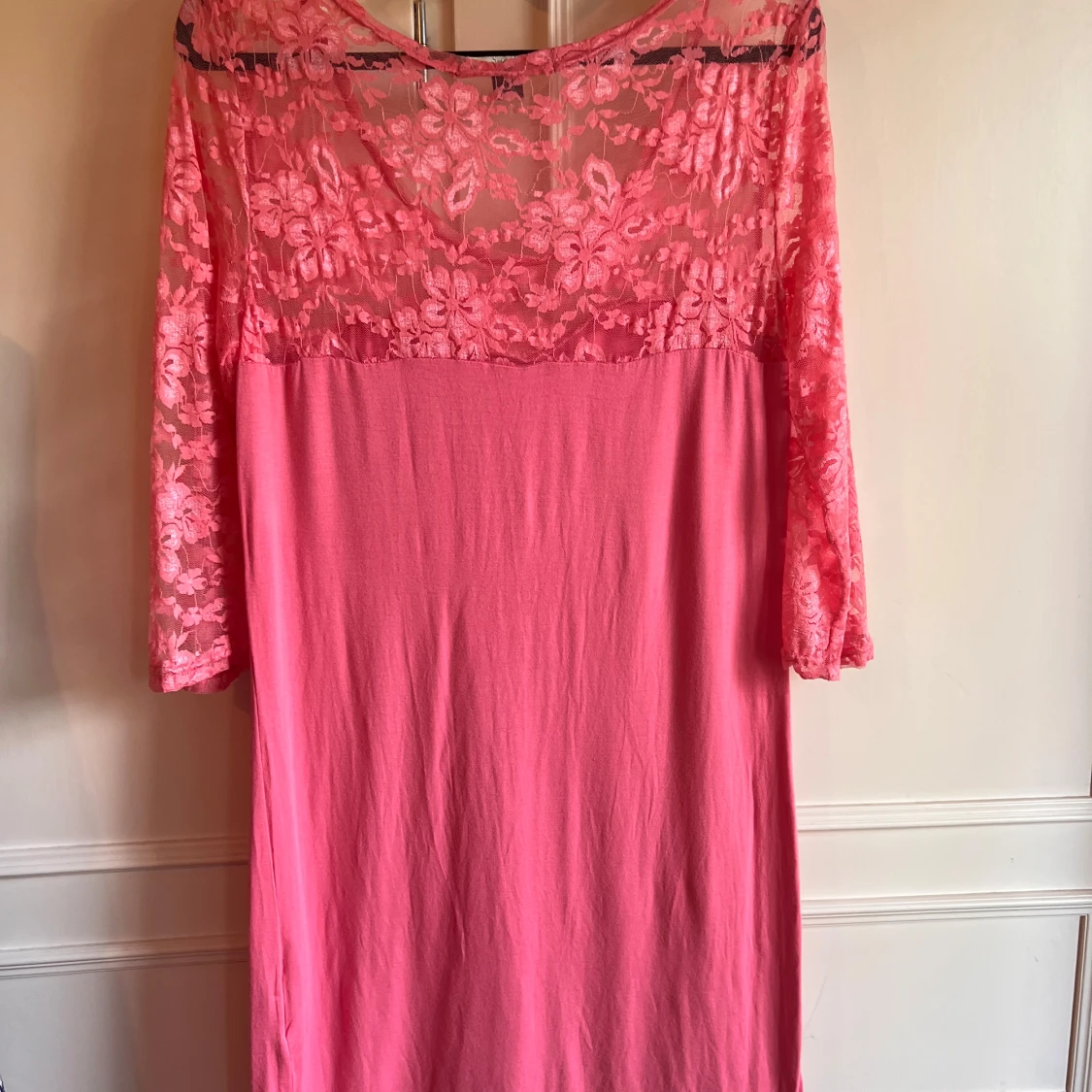 Rosa klänning med spetsdetaljer från JSFN - 1