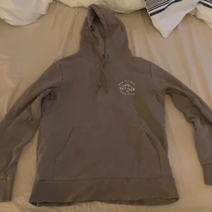 Brun hoodie från Dope Snow - Säljer en brun hoodie från Dope Snow. Den är använd några gånger, vet ej exakt nypriset men runt 800kr❤️