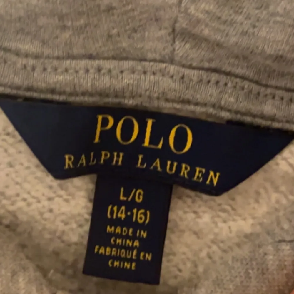Säljer en stilren grå zip hoodie från Polo Ralph Lauren med den klassiska logotypen på bröstet. Storlek 14 till 16 år vilket motsvarar en S alternativt en större XS. Fint skick untan några defekter eller liknade. Vid några frågor eller funderingar är det bara ty höra av sig.. Neuletakit & Villapaidat.