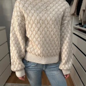 Beige stickad tröja - Super fin stickad tröja, perfekt till sommaren men även vintern, bra skick och trendig!❤️❤️