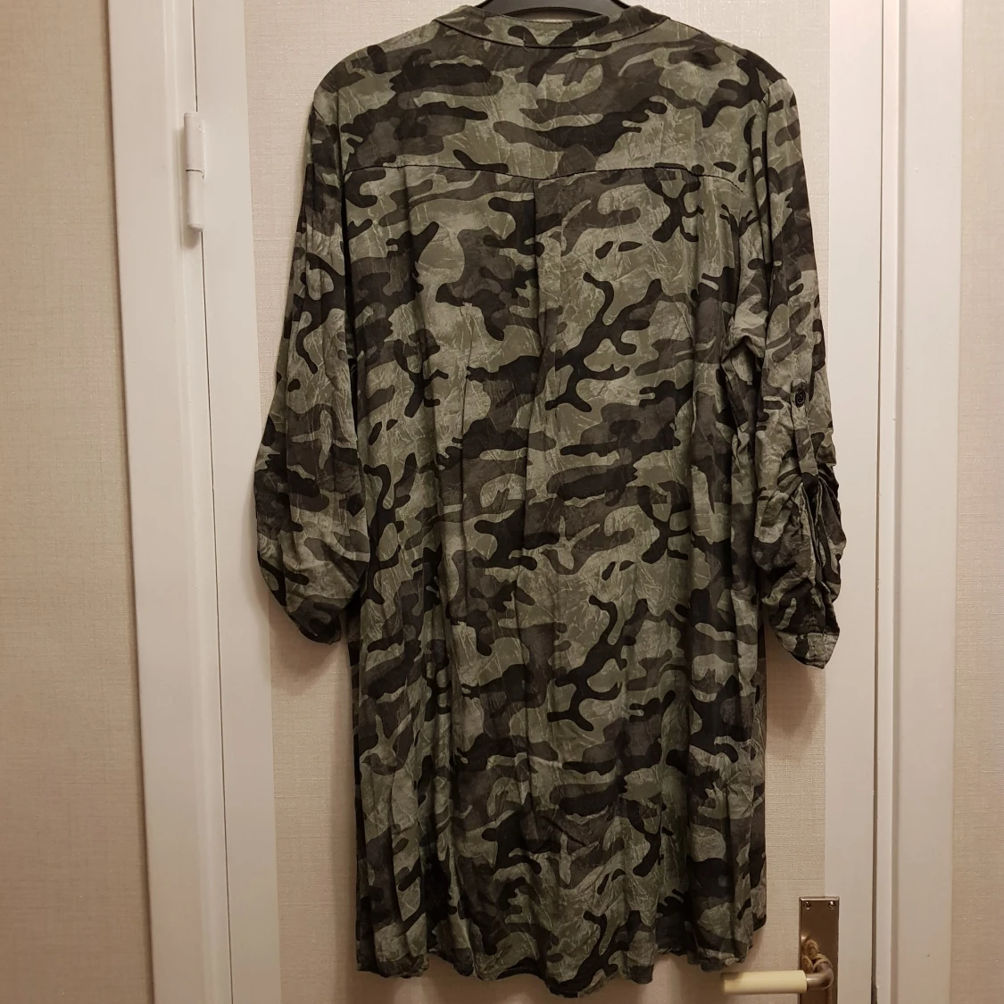 Grön kamouflagemönstrad skjortklänning strl M - 3