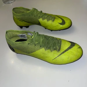 Nike Mercurial - Sällsynta Nike Mercurial superfly 12. Strumpan är klippt så de blir som ett par vapor. Skick är 8/10 då skorna inte har några skador överlag. Riktigt skön modell och svår att få tag på idag