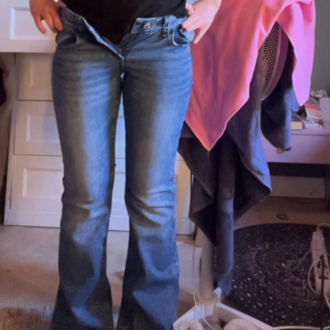 Blå jeans med broderade bakfickor - 1