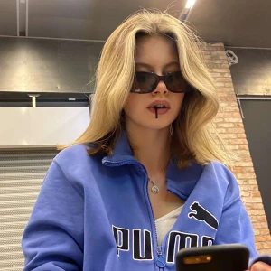 vintage puma hoodie - Skitsnygg tröja. Storlek M, men passar som oversize åt storlek s-xs. Lite skavanker finns (kan skicka bild), men de är lättfixade.