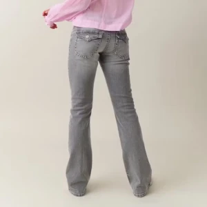 Grå bootcut jeans från Gina Tricot - Snygga grå bootcut jeans från Gina Tricot i storlek 170. Innerbenslängd: ca 72cm. Ytterbenslängd: ca 92cm. Jeansen är upplagda längs ner vilket gör att de är 2-3cm kortare. 