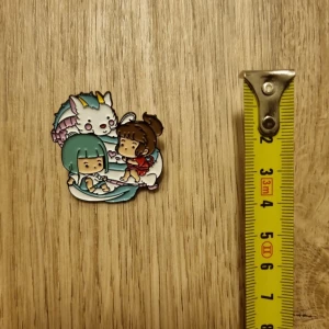 SPIRITED AWAY Enamel Pin | Ghibli Pin | Anime | Kawaii Brooche | Nålmärke - Söt emaljpin med tre animefigurer i olika färger. Perfekt som accessoar för att ge en personlig touch till din outfit eller väska.