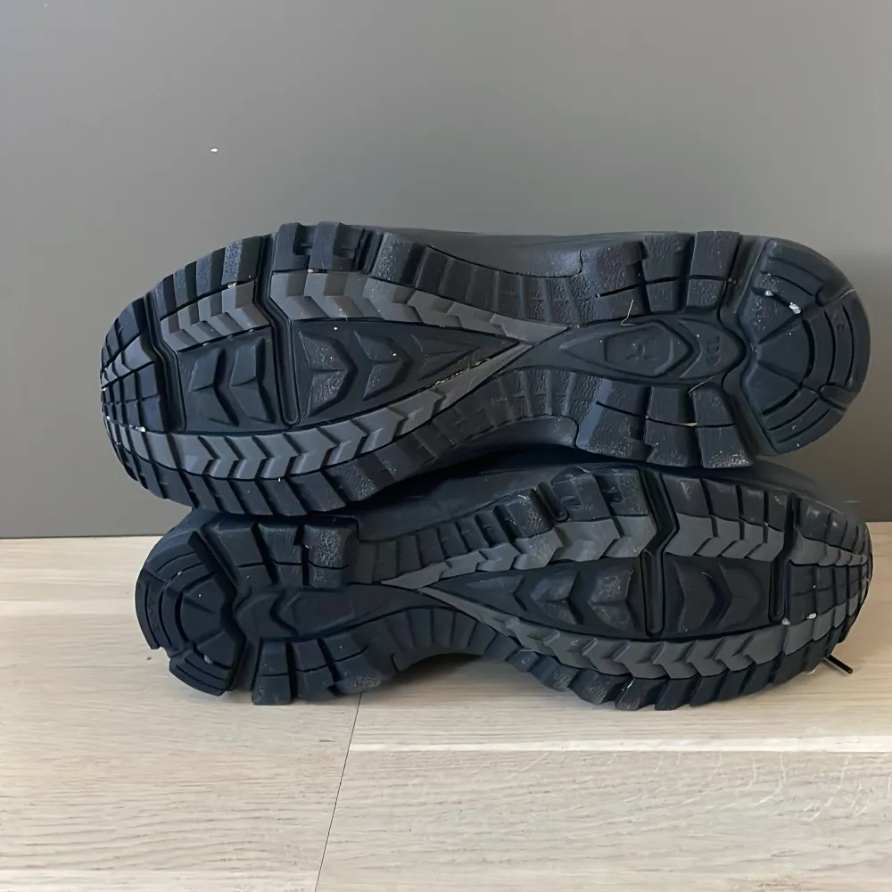 Säljer ett par robusta svarta kängor från Haglöfs. De har snörning och en slitstark sula som ger bra grepp. Perfekta för utomhusaktiviteter och vandring. Kängorna är designade för att klara tuffa förhållanden och hålla fötterna torra och bekväma.. Kengät.