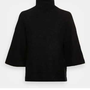 Kortärmad stickad tröja  - Svart, stickad tröja med kortare ärm. I nyskick, nypris 1145kr