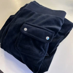 Juciy couture  - Säljer mitt juciy sett som jag har haft ett tag hela settet för 500kr men om du vill ha ena av plagget 300 ❤️❤️ obs!! Tänkte säga oxå att jag sytt ner byxorna till låg midjat och de sitter som den gamla modellen asså riktigt low waist så men skit snyggt TRUSTTT😍 (Har haft settet i 1 år) men de e fortfarande bra kvalitet inga prickar eller så de e släta osånt 