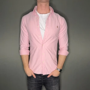 Ralph lauren skjorta - Hej säljer nu min fina Ralph lauren skjorta i storlek S. Den är i nyskick och kommer vara otroligt snygg nu i vår och framåt sommaren. Nypris cirka 1600kr! Vi kommer att sälja liknande produkter nu i vår och närmare sommar så glöm inte följa profilen!🌊🍾