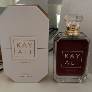 Kayali Vanilla | 28 Eau de Parfum - Kayali Vanilla 28 100ml flaska. Söt doft av vaniljorkidé, tonkaböna och brunt socker. Köpt från Sephora! 💓💐
