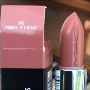 Läppstift från MAC i nyansen 'Thanks, It's M·A·C' - Snyggt läppstift från MAC i en mjuk, rosa nyans som heter 'Thanks, It's M·A·C'. Perfekt för en naturlig look med en krämig finish. Kommer i en elegant svart och silver hylsa.