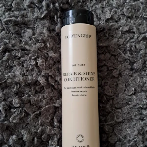 Repair & Shine Conditioner från Löwengrip - En vårdande balsam från Löwengrip, speciellt framtagen för skadat och färgat hår. Den ger intensiv reparering och ökar glansen. Produkten är vegansk och kommer i en beige flaska med svart lock, innehållande 200 ml.