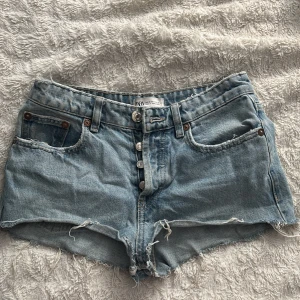 Ljusa jeansshorts från Zara - Supper snygga jeansshorts. De är storlek 36 men skulle säga 34 då de är lite små 