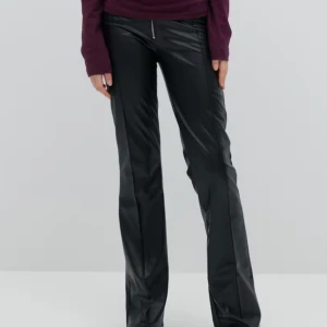 Svarta skinnbyxor med dragkedja - Säljer mina fina byxor då dom aldrig kommit till användning. Det är storlek 158 men sitter lika bra som xs, är 164 och sitter bra i längden också.