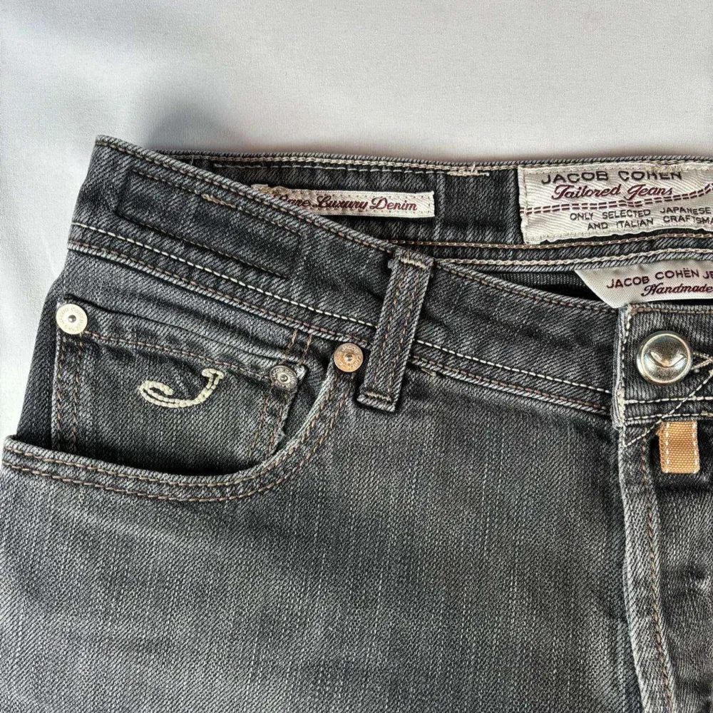 Snygga grå jeans från Jacob Cohen med klassisk femficksdesign och broderad logga på myntfickan. De har en knappgylf och är tillverkade i högkvalitativt denim. Perfekta för en stilren look. Längd 105cm. Farkut & Housut.