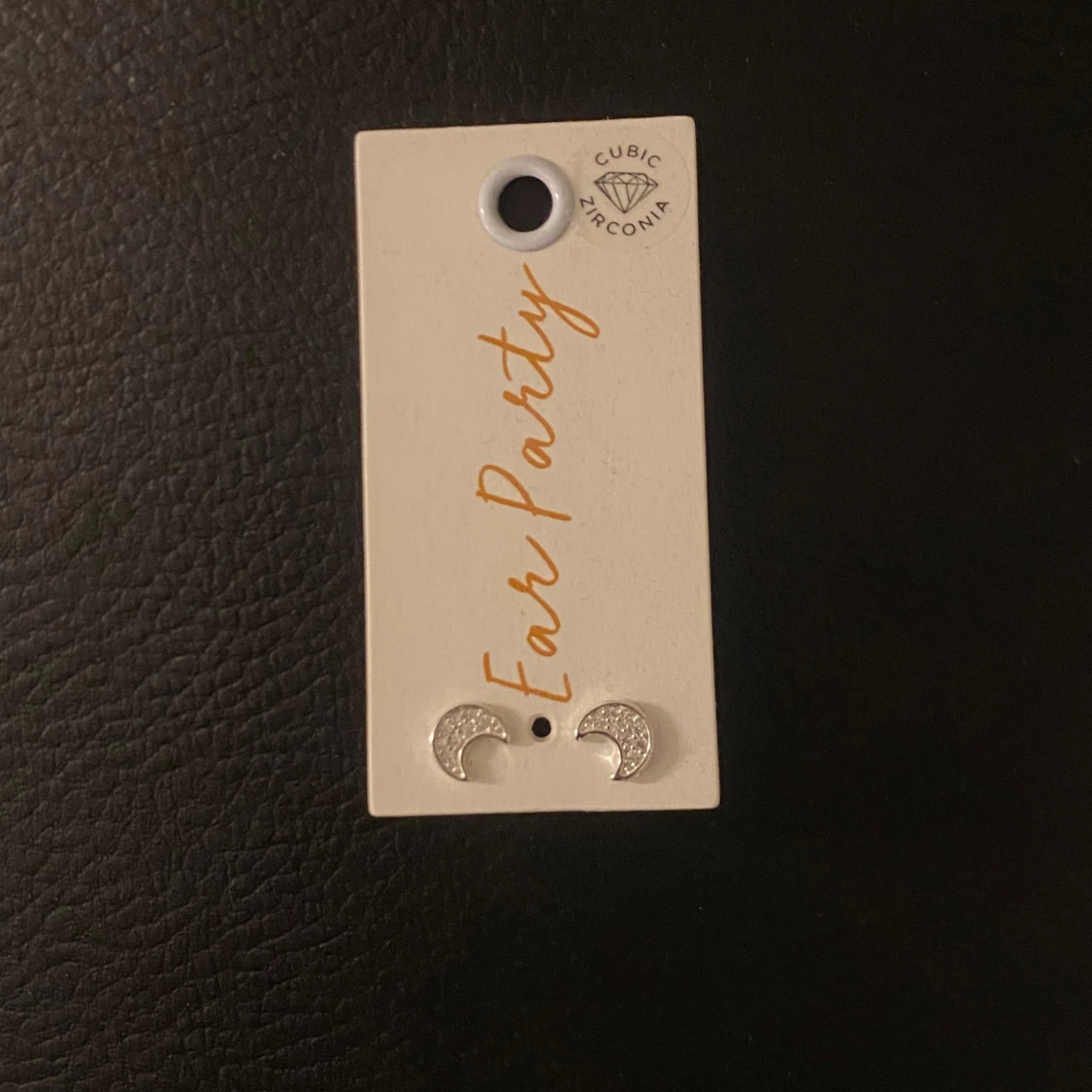 Silverfärgade örhängen i form av månar från Ear Party