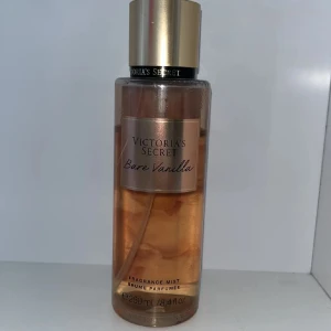 Ljusblå &other stories tröja - Säljer en mysig ljusblå stickad tröja med ribbade detaljer vid hals, ärmslut och nederkant. Knappt använd. Pris kan diskuteras