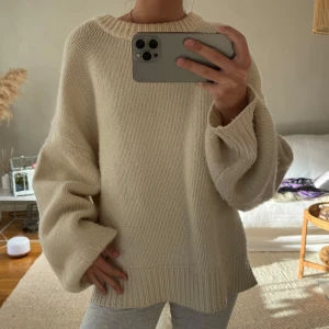 Beige stickad tröja från Arnie Says - Säljer en mysig beige stickad tröja från Arnie Says. Tröjan har en oversized passform med långa ärmar och ribbade detaljer vid hals, ärmslut och nederkant. Perfekt för kyliga dagar!