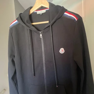 moncler hoodie - moncler hoodie storlek XL passar som L-M. jätte bra skick. kom med frågor!🙂säljer pågrund av att ja inte vill ha den längre.