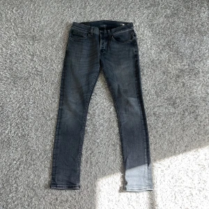 Dondup George Jeans  - Tjena! Säljer nu mina snygga Jeans ifrån Dondup. Modellen är George! Skicket på jeansen är 9,5/10, som nya! Jeansen är i storlek 32. Endast jeansen medföljer. Vid fler frågor/bilder är det bara och höra av sig! 