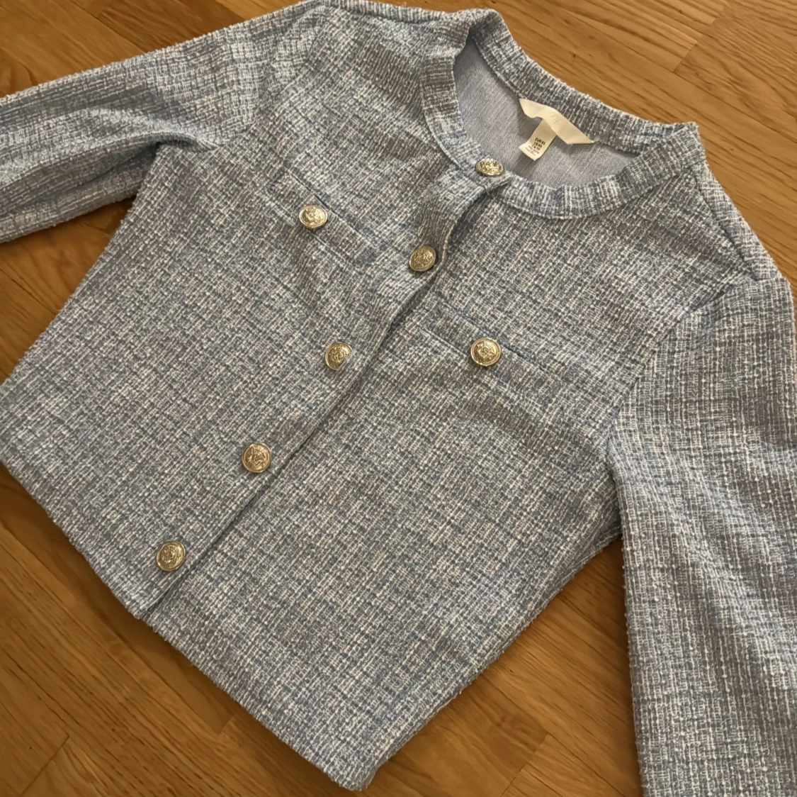 Ljusblå croppad kavaj med guldknappar - 1