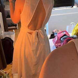 Säljer en stilren vit klänning med öppen rygg och knytning i midjan. Klänningen är ärmlös och har en elegant. Den är gjord i ett lätt och bekvämt material. Passar så bra till skolavslutning eller student! Köptes på Sellpy och hade då ett hål i en söm men som jag sydde fast igen(fråga för bild på det) annars super fint skick. Fråga vid fler funderingar💕