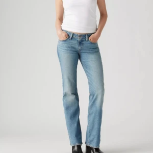 Blå levis jeans - Blå jeans i modellen low pitch straight❣️Använda mycket men ändå i bra skick🥰Fägen syns bäst på sista bilden. Skriv för fler bilder!❤️‍🔥