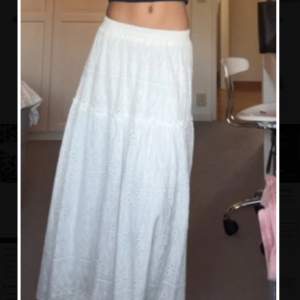 Säljer min absoluta FAVORIT långkjol från Missäy (märke fashion) då den tyvärr blivit för kort för mig. Den har några lösa trådar längst upp vid midjan (se bild 3&4) Tror inte den säljs längre, men har varit slutsåld sen förra sommarn! Storlek S/M men passar mig som ofta har XS/S. Köpt för 595kr💝