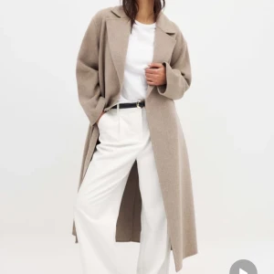 Beige kappa i ullmix - Helt ny med lappar kvar!🤎Nypris 1899kr. Stl 38. 