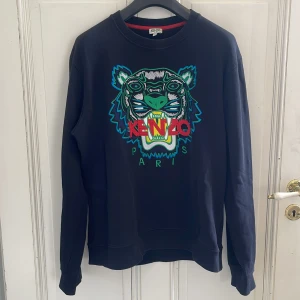 Svart sweatshirt Kenzo - Snygg och omhändertagen sweatshirt. Skriv vid minsta fundering😊Pris kan diskuteras! 