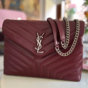 YSL väskan är exklusiv🌸 - Väskan har ett quiltad, YSL väska 100% lammskinn. Den kommer med låda, dustbag och den tillhörande påsen. Väska är Äkta men har tyvärr inget kvitto! 