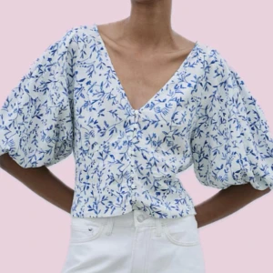 Sommar blus - Säljer mina helt nya, slutsålda och jättesnygga blommiga blus i linmix, perfekt nu till vår och sommar!☀️💞